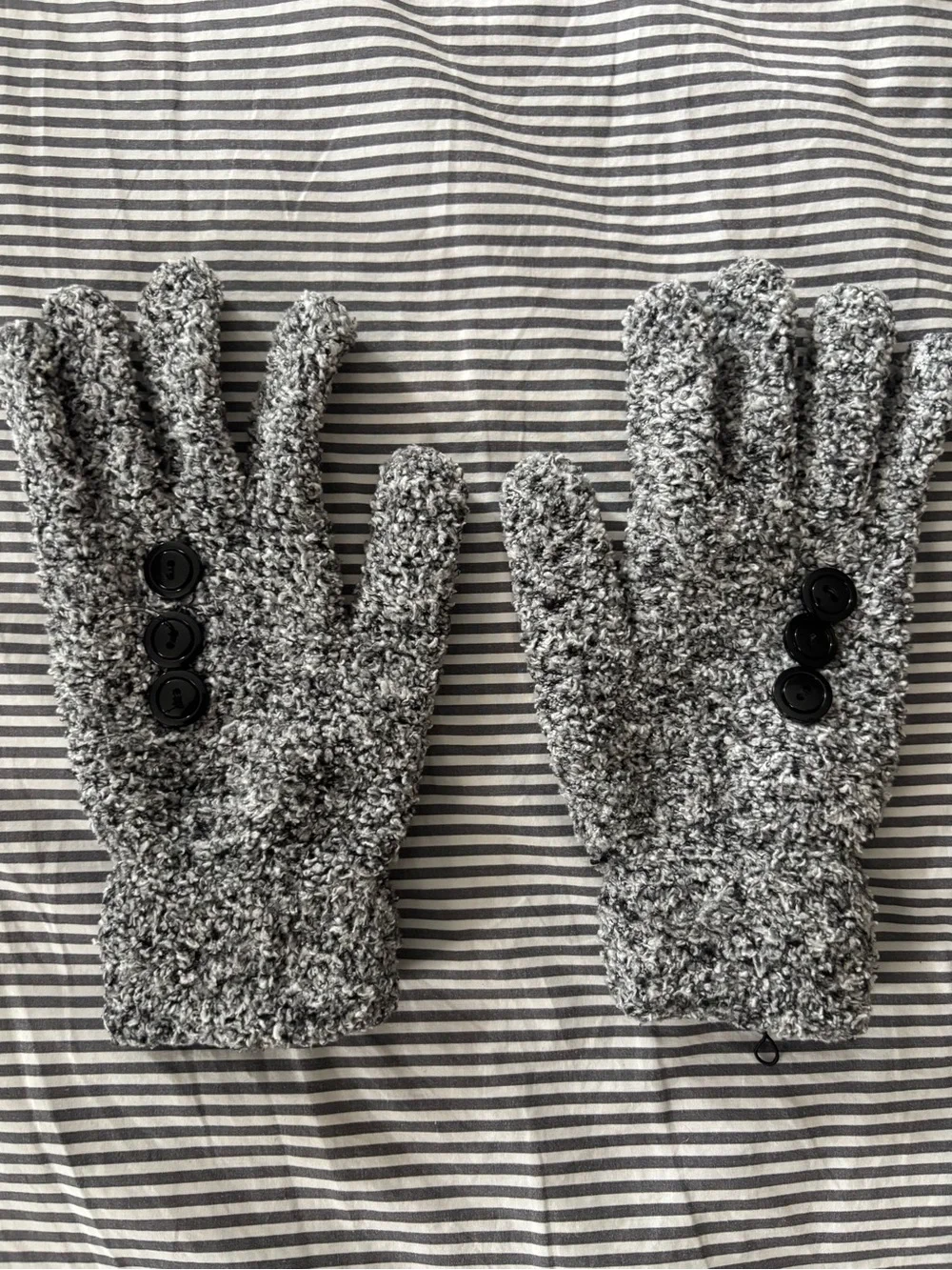 Plush Heathered Gray Women's Knit Gloves with Button Detail